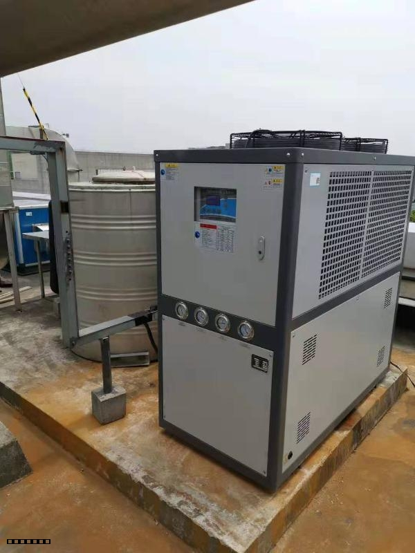 風冷式冷水機使用現(xiàn)場
